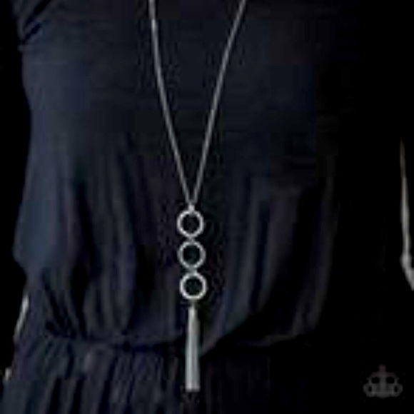 3/$20 Paparazzi Diva In Diamonds White Lanyard Necklace & Earrings Set